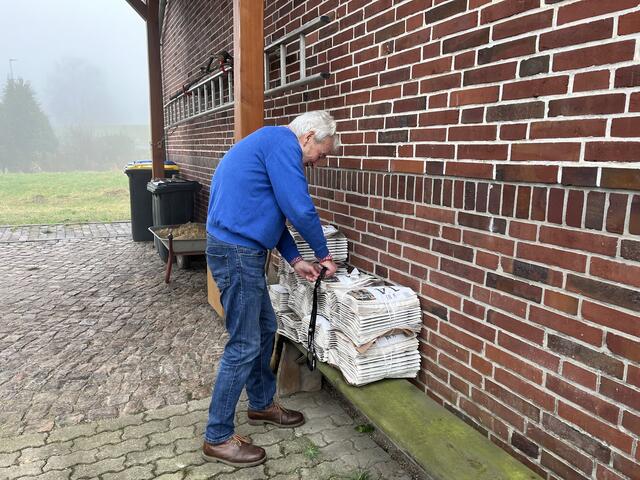 Ca. 400 Zeitungen trägt Wilfried Schweiger-Lemgo jedes Wochenende aus. | Foto: Sandra Polenz