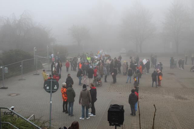 Viele Demonstranten hielten auch zwei Stunden nach Beginn der Veranstaltung dem Wetter stand | Foto: sra