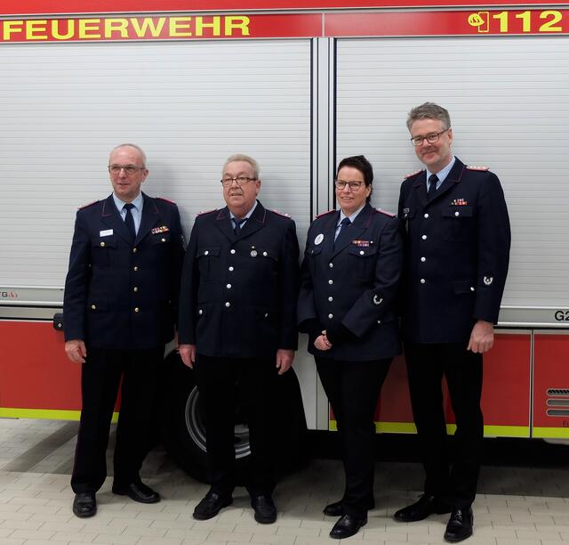 Kreisbrandmeister Volker Bellmann (v. li.), Udo Jarck, Ortsbrandmeisterin Manuela Spende und Stadtbrandmeister Uwe Ehlers
 | Foto: Feuerwehr Laßrönne