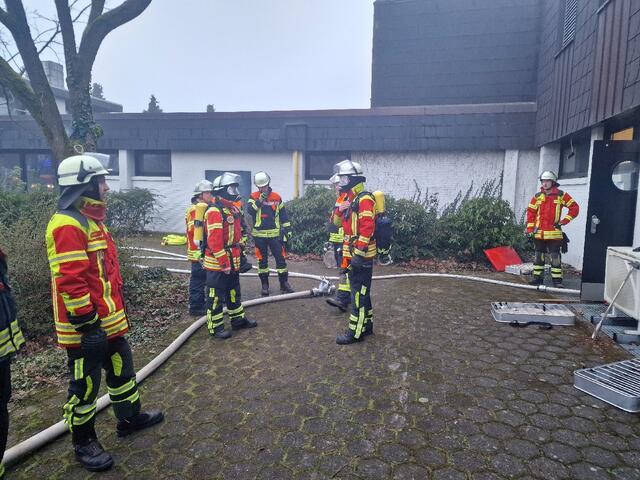 Die Feuerwehrleute bei den Löscharbeiten an dem Ramelsloher Firmengebäude | Foto: St. Maack/Feuerwehr Ohlendorf