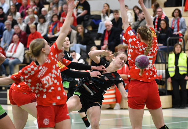 In dieser Szene fand Lene Forsbach (Mitte) von den Handball-Luchsen eine Lücke in der Mainzer Abwehr | Foto: Stefan Michaelis