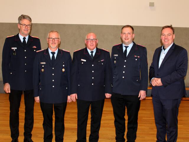 Stadtbrandmeister Uwe Ehlers (v. li.), den noch im Amt befindlichen stellvertretenden Ortsbrandmeister Uwe Meyn, Ortsbrandmeister Jörg Micsek, den neu gewählten stellvertretenden Ortsbrandmeister Christian Dederke und Bürgermeister André Wiese | Foto: Burkhard Giese