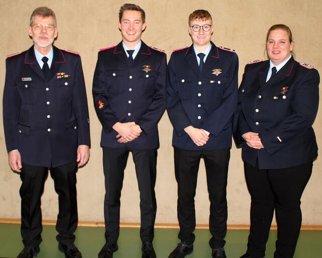 Ortsbrandmeister Thomas Apel (v. li.), Jugendwart Mattes Witthöft mit seinem neuen Stellvertreter Lars Koch und die stellvertretende Ortsbrandmeisterin Jana Pohrt  | Foto: Burkhard Giese