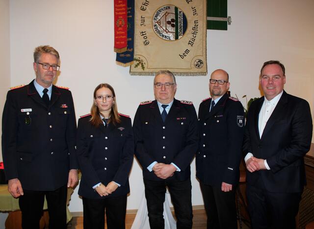 Stadtbrandmeister Uwe Ehlers (v. li.), Nele-Marie Reimann, Dirk Kuhl, Christian Rieger und Bürgermeister André Wiese | Foto: Burkhard Giese