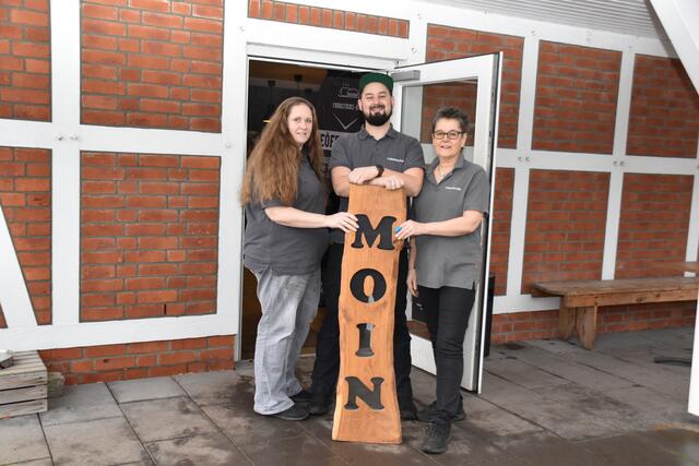 Das Team von Estetaler Frühstücks-Eck (v. li.): Simone Stengel, Hendrik Ebeling und seine Mutter Claudia Ebeling  | Foto: Axel-Holger Haase
