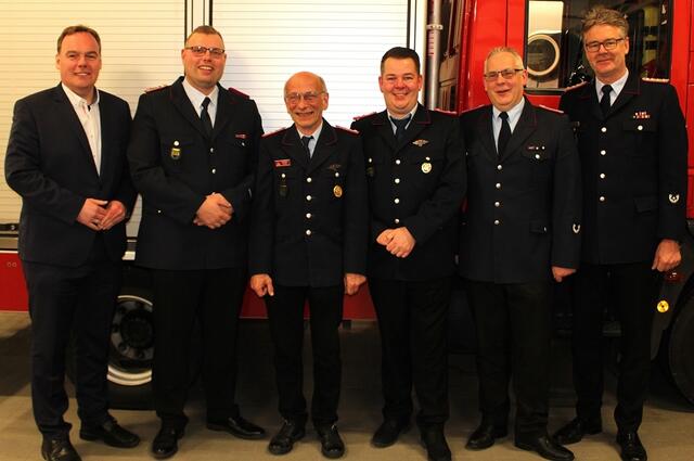 Bürgermeister André Wiese (v. li.), stellvertretender Ortsbrandmeister Mel Franzen, Burkhard Venzke, Martin Hornig, Ortsbrandmeister Jan-Peter Behr und Stadtbrandmeister Uwe Ehlers | Foto: Burkhard Giese