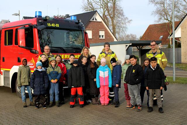 Die Klasse 3e von der Grundschule am Ilmer Barg hatten einen aufregenden Vormittag bei der Feuerwehr in Roydorf | Foto: Burkhard Giese