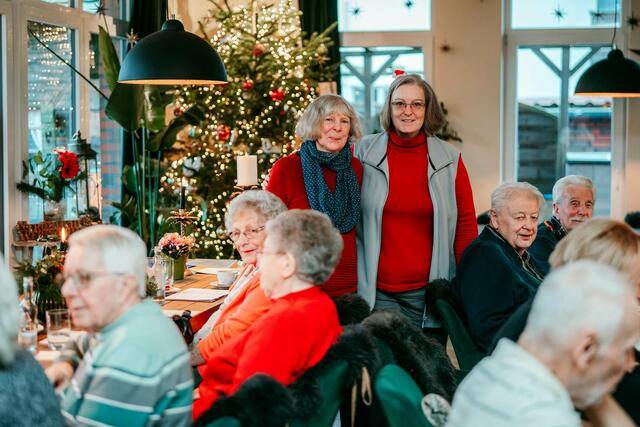 Meike Strobl und Jutta Knaack vom DRK-Ortsvereins Brackel / Thieshope beim gemütlichen Bingo-Nachmittag | Foto: Antje Wulf / DRK-Kreisverband Harburg-Land e.V.
