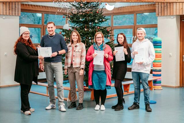 Übergabe des Zertifikats zur „Qualifizierung Kindgerechte Medienbildung im Elementarbereich“ durch (v.l.) Britta Papenberg an die Leitung Patrick Backeberg, Hanna Schwab (DRK Fachberatung) und gesamte Team (hier repräsentiert durch: Christin Ruß, Jessica Beecken, Benedict Hölken). | Foto: Antje Wulf, DRK-Kreisverband Harburg-Land e.V.