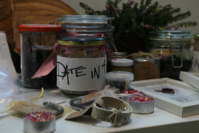 Das "Date in a Jar" wurde neben selbstgemachten Armbändern, Kerzen und vielem mehr verkauft | Foto: ab