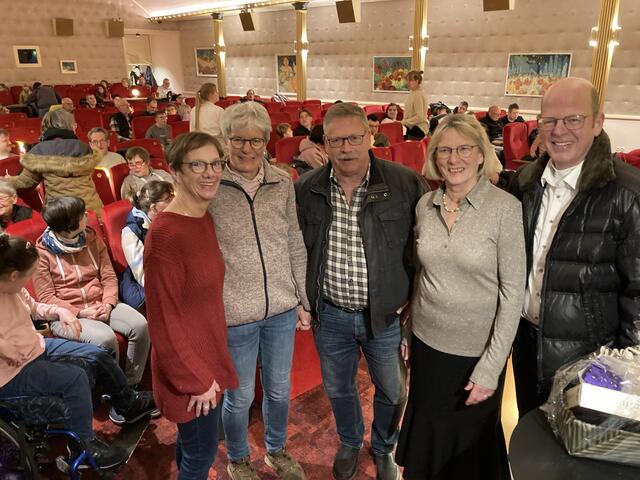 Die Organisatoren des Kinobesuchs Heide Freise (li), Anke Wolfram, Thomas Wolfram, alle drei Betreuer, mit Maria und Martin Schimmöller vom Lions Club | Foto: LC Harsefeld