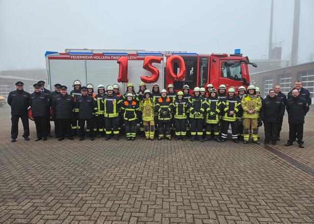 Erfolgreiches Lehrgangsende. Die Teilnehmerinnen und Teilnehmer mit ihren Ausbilderinnen und Ausbildern vor dem neuen TLF 4000 der Ortsfeuerwehr Hollern-Twielenfleth
 | Foto: Kreisfeuerwehr Landkreis Stade