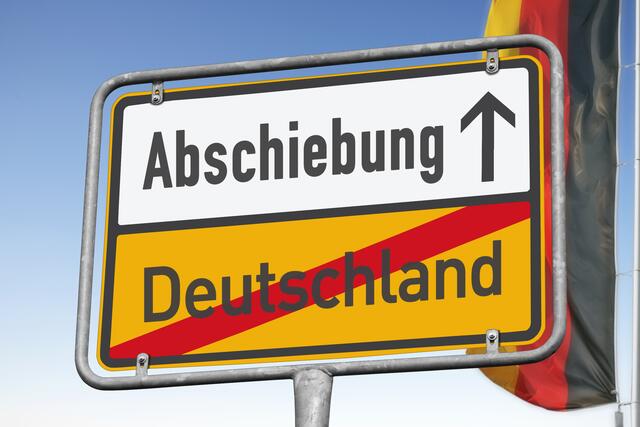 In Deutschland ist eine Debatte um die Abschiebung von abgelehnten Asylsuchenden und die Zurückweisung irregulärer Migranten entbrannt. Die Flüchtlingszahlen sind aber schon länger rückläufig | Foto: Adobe Stock/hkama