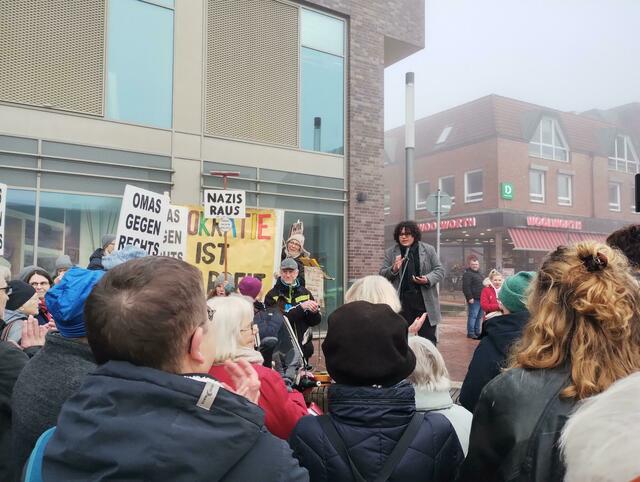 Bei der Demonstration in Buchholz: Cameron Dreher auf der Bühne | Foto: Cornelia Cornels-Selke