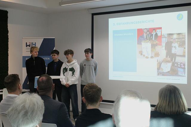 Die Gruppe "Wooden Wonders" bei der Präsentation ihrer Produkte. Die schweren Holzbretter stellten sich als Herausforderung für den Transport heraus, sowohl für die Verkäufer als auch für potenzielle Kunden | Foto: ab