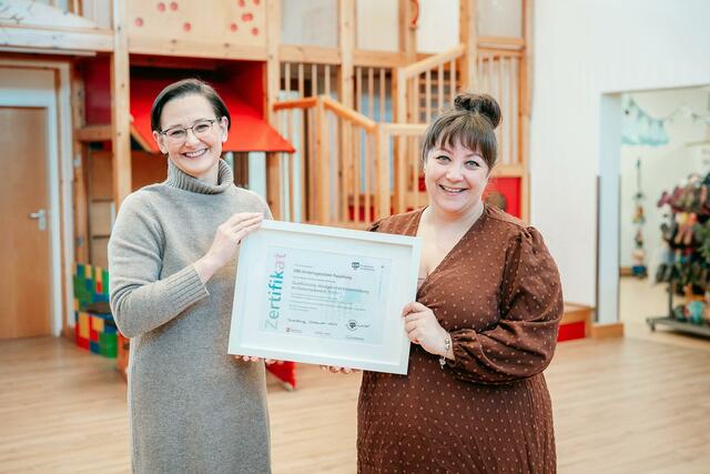 Übergabe des Zertifikats zur „Qualifizierung Kindgerechte Medienbildung im Elementarbereich“ durch Simone Freiwald an Madeleine Geyer (DRK Kita Pappelweg, Neu Wulmstorf) | Foto: Antje Wulf, DRK-Kreisverband Harburg-Land e.V.