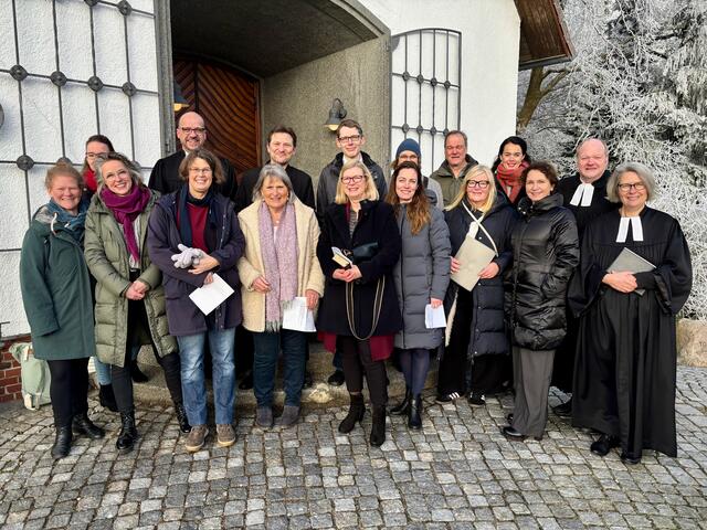 Mitglieder des Kirchengemeinderates der ehemaligen Erlöserkirchengemeinde Vahrendorf und des Kirchenvorstands der Kirchengemeinde Rosengarten mit Pastorin Katharina Behnke (ganz rechts), Superintendent Dirk Jäger (2.v.r.) und Pastor Roland Arndt (hintere Reihe, 2.v.l.) vor der Erlöserkirche Vahrendorf nach dem Fusionsgottesdienst. | Foto: R. Arndt