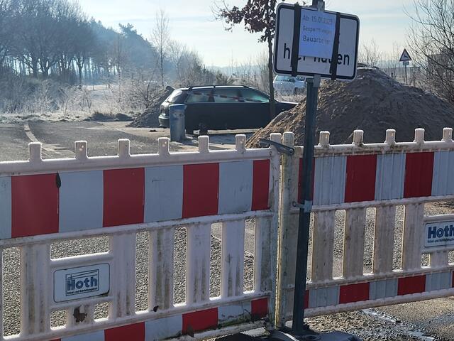 Seit vielen Wochen steht ein Audi A6 Avant scheinbar herrenlos auf einem Pendlerparkplatz | Foto: sh