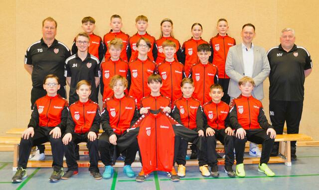 Die U13-2 des TuS Fleestedt präsentiert sich mit den neuen Trainingsanzügen zusammen mit den Trainern Jesse Heeckt (2. Reihe, 2. v.li.) und Nicki Volkland (2. Reihe, 1. v.r), daneben Marlon Adamski (heller Anzug), Sponsor der neuen Trainingsanzüge | Foto: TuS Fleestedt
