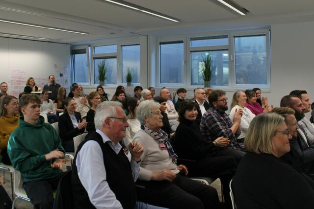 Im Zuschauerraum befanden sich neben Eltern und Großeltern auch einige Unternehmerinnen und Unternehmer | Foto: ab