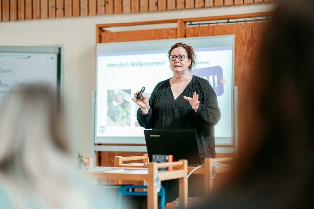 Fortbildung in Maschen Heide – Britta Papenberg vermittelt, wie man Medien als Werkzeuge im Elementarbereich einsetzen kann. | Foto: Antje Wulf, DRK-Kreisverband Harburg-Land e.V.