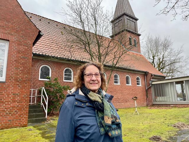 Pastorin Sabine Bokies vor der Friedenskirche in Maschen. | Foto: C. Wöhling