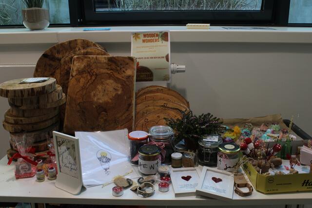 Sämtliche Waren, die die Teams innerhalb der verfügbaren Zeit nicht verkaufen konnten, standen nach der Präsentation noch zum Verkauf. Darunter einige große Bretter von "Wooden Wonders" und ein letztes Heidekraut von "The nature is our present" | Foto: ab