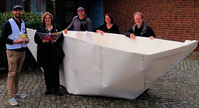 Ruben Herm, links, brachte den Rohling des XXL-Bootes zur St.-Paulus-Gemeinde nach Buxtehude  | Foto: Foto: Christina Plate