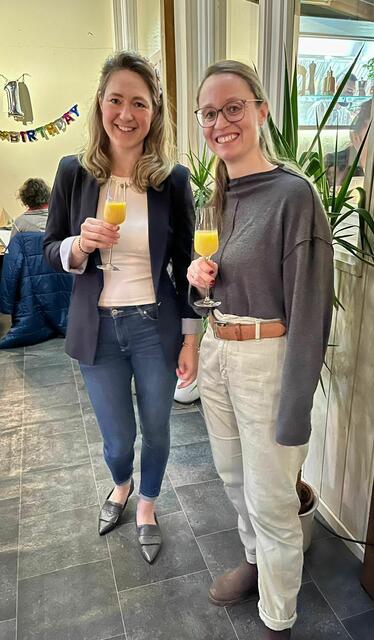 Stoßen auf das "Einjährige" ihres Netzwerkes an: Johanna Richelsen (li.) und Katharina Gathmann | Foto: Mehrwert-JoKa