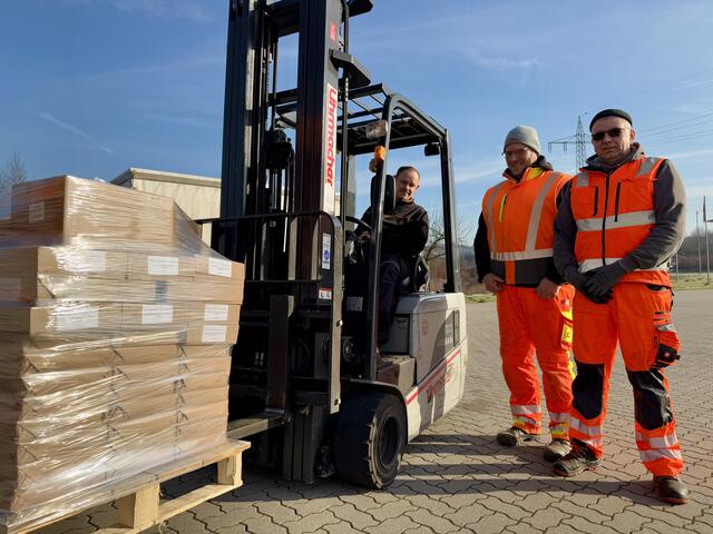 Mitarbeiter des Betriebshof holen Stimmzettel bei der Druckerei ab | Foto: Gemeinde Seevetal