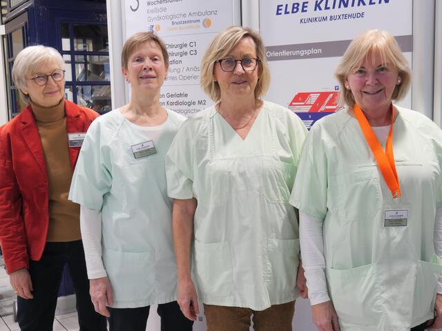 Klinikseelsorgerin Christine Schmid (li), Petra Tiedemann-Pfeifer, Christiane Ebisch und Kerry Kennedy im Eingangsbereich des Elbeklinikums Buxtehude | Foto: Christa Haar-Rathjen