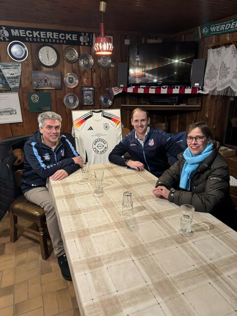 Im Vereinsheim des FC Rosengarten: (v. li.) Matthias Schmidthals (Vorstand Kasse), Robin Glade (Vorstand Herren) und Cornell Babendererde | Foto: CDU
