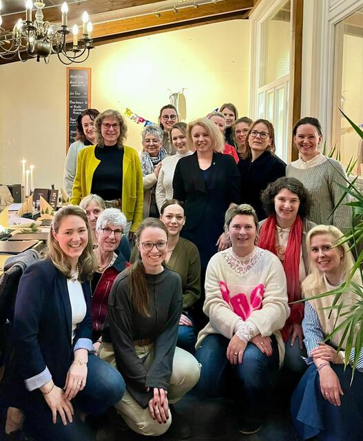 Starke Gemeinschaft: Johanna Richelsen und Katharina Gathmann (ganz vorne, v. li.) mit Mitgliedern des Netzwerkes "Gemeinsam statt einsam" | Foto: Mehrwert-JoKa
