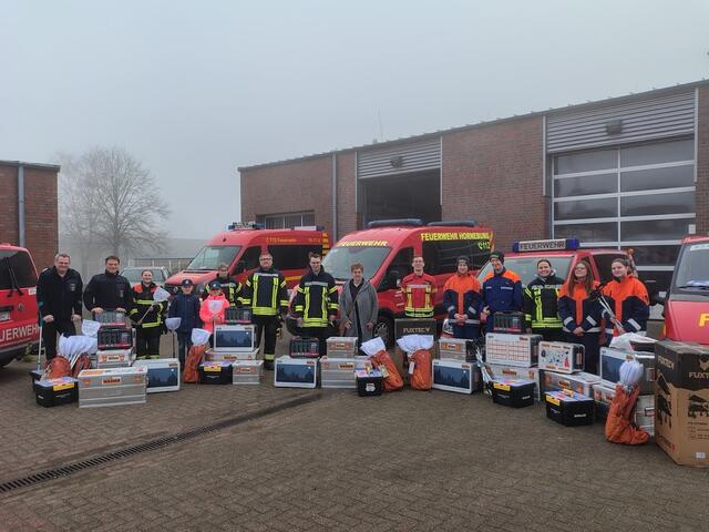 Mehrere Jugendfeuerwehren aus dem Landkreis Stade erhielten spannende Natur-"Versuchskisten" | Foto: Feuerwehr
