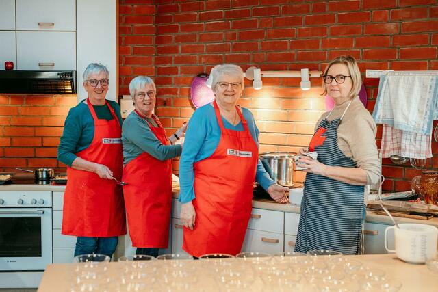 Heike Klemp, Heidrun Seidel, Ursel Schröder und Siglinde Adomeit vom DRK-Ortsverein 
Stelle kochen für Menschen, die nicht gerne alleine am Mittagstisch sitzen. | Foto: Antje Wulf / DRK-Kreisverband Harburg-Land e.V.