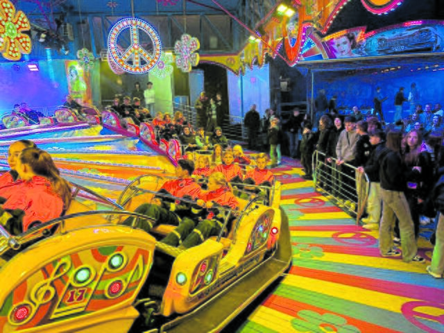 Im vergangenen Jahr zogen die bunten Fahrgeschäfte auf dem Hollenstedter Herbstmarkt nicht nur die Jugendfeuerwehr an | Foto: Corinna Barkow