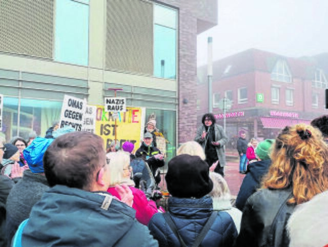 Bei der Demonstration in Buchholz: Cameron Dreher auf der Bühne