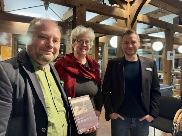 Dr. Jörn Lindner (stellvertretender Leiter im Gemeindearchiv Seevetal), Emily Weede (Bürgermeisterin Gemeinde Seevetal), Arndt-Hinrich Ernst (Leitung Archiv Gemeinde Seevetal) | Foto: Gemeinde Seevetal