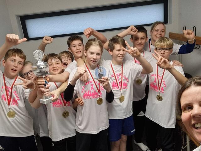 Stolz mit Trophäen: Die jungen Handballer und ihre Begleiterinnen freuen sich über den Sieg | Foto: MTV Eyendorf