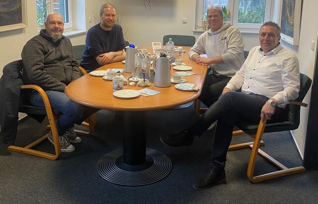 Lühe-Samtgemeinde-Bürgermeister Timo Gerke (re.) hat die Sperrwerkswärter als Dankeschön zum Kaffeekränzchen eingeladen | Foto: SG Lühe