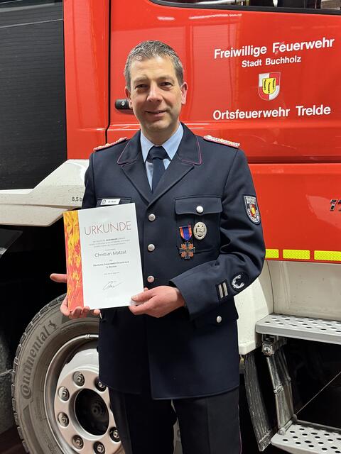 Ortsbrandmeister Christian Matzat wurde mit dem deutschen Feuerwehr-Ehrenkreuz in Bronze ausgezeichnet | Foto: Freiwillige Feuerwehr der Stadt Buchholz i. d. Nordheide