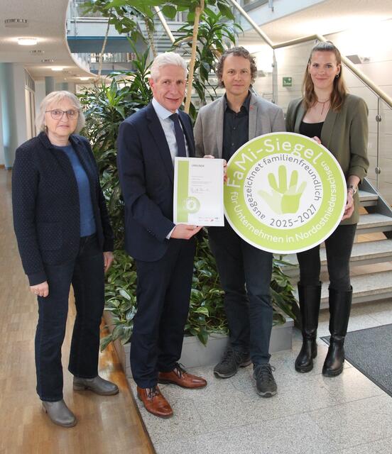 Bei der Übergabe des FaMi-Siegels: Landrat Rainer Rempe (2. v. li.) mit (v. li.) Brigitte Kaminski (ÜBV), Dr. Matthias Richter-Steinke (DGB), und Fenna Werner von der Personalentwicklung der Kreisverwaltung | Foto: Landkreis Harburg