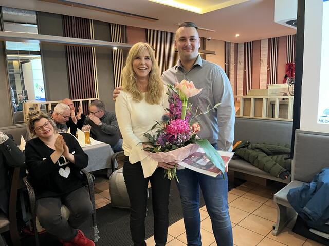 Kerstin Timm wechselte von der Funktion der 2. Vorsitzenden zur Beisitzerin und erhielt als Dank für ihre langjährige Arbeit von dem Vorsitzenden Dennis Hamann einen großen Blumenstrauß sowie viel Lob. Links im Bild, Meckelfelds stellvertretende Ortsbürgermeisterin Manuela Bunde (SPD) | Foto: sra