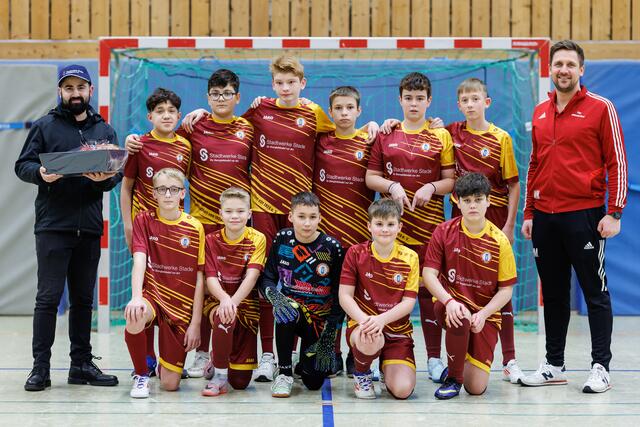 Kevin Manme (Stadtwerke, v. li.), Mitarbeiter der Stadtwerke Stade, das U14-Team des TSV Wiepenkathen und Trainer Waldemar Meglin | Foto: Jörg Struwe / Picselweb.de