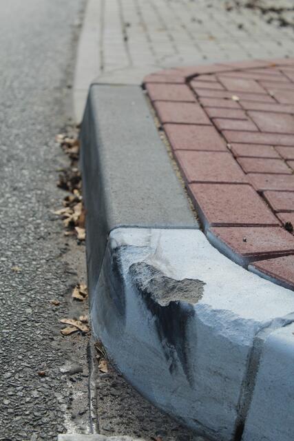 Abplatzungen und Streifspuren am Kantstein  | Foto: pm