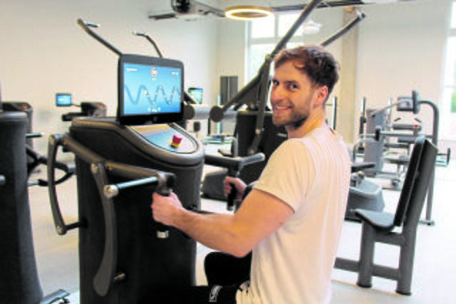 Trainer André Kottke beim Training am EGYM
