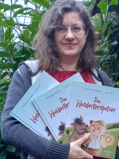 Veronique Hübner mit ihrem neuen Kinderbuch | Foto: Hübner