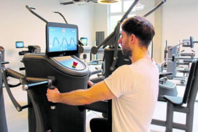 Beim EGYM-Training werden die auszuführenden Bewegungen auf dem Display angezeigt | Foto: sb