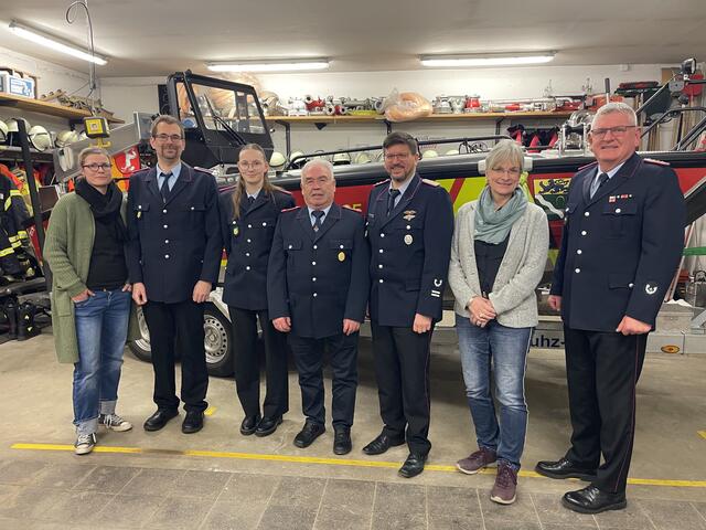 Vor dem neuen Mehrzweckboot der Feuerwehr: Geehrte und Beförderte mit Samtgemeinde-Bürgermeisterin Kathrin Bockey (2. v. re.) und Drages Bürgermeisterin Silke Rocholl-Zube (li.)  | Foto: Lutz Wreide