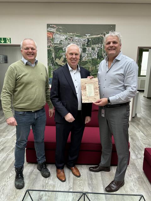 Verleiheung der Urkunde für das "Goldene Rebhuhn" (v.li.): Jens Hariefeld, Peter Hatecke und  Neldes Hovestad | Foto: Kreisjägerschaft Stade